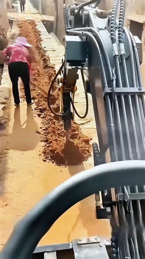 Live from the construction site! JINGGONG Hydraulic Breaker has strong power, cooperates with the worker team in perfect harmony, quickly crushes all kinds of hard materials, and doubles efficiency. Easy to install, adaptable to multiple excavators, a hardcore choice for engineering crushing! Customization, OEM and global agency are available. | JingGong Excavator Machinery