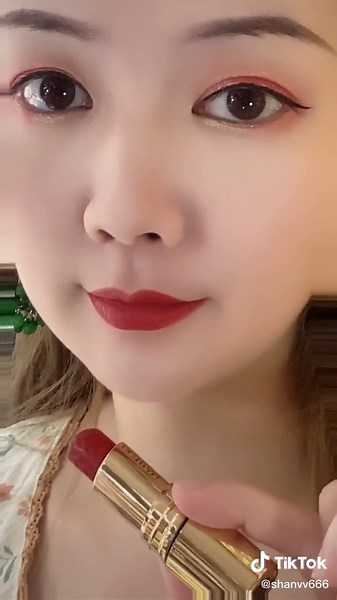 Applying Gold Lipstick for a Flawless Look