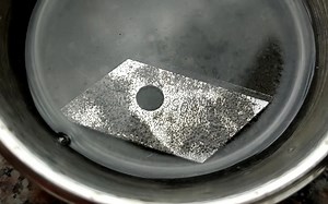 铁制刀片与稀硫酸反应：Fe H₂SO₄==FeSO₄ H₂↑。