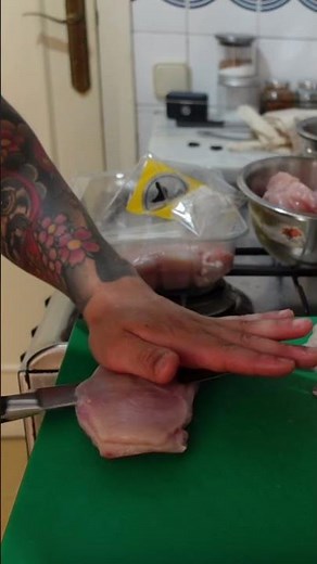 HOW TO CUT A CHICKEN BREAST INTO FILLETS #fillets #chickenfillets #chickenbreasts #cuts