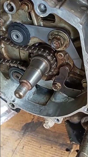 How to install the oil pump chain tensioner arm on a Honda motorcycle. #incujin