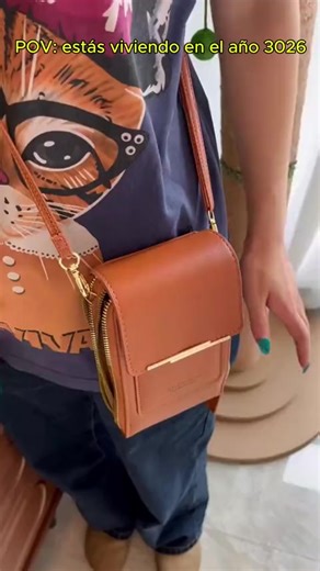 ¡Qué padre es esta bolsa de touch screen tipo bandolera! Tan conveniente#bolsocruzado #bolso #everydaybag #bandolera