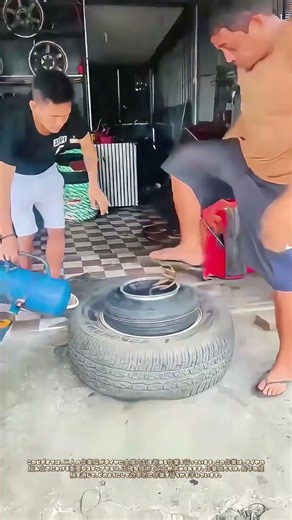 タイヤに内缸を嵌める：技術と協力の融合