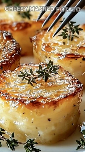 Mashed potatoes whipped smooth. Stir in cheddar, Parmesan, green onions, and a hint of garlic and onion powder. Bake at 400°F for 25 minutes until puffed, golden, and crisp at the edges. Cheesy, fluffy, and irresistibly snackable the perfect way to reinvent leftovers! 🧀 Ingredients ➤ 2 cups mashed potatoes (leftover or freshly made, cooled) ➤ 2 large eggs ➤ 1 cup shredded cheddar cheese (or mozzarella) ➤ ¼ cup grated Parmesan cheese ➤ ¼ cup sour cream ➤ 2 tbsp chopped green onions (plus more fo