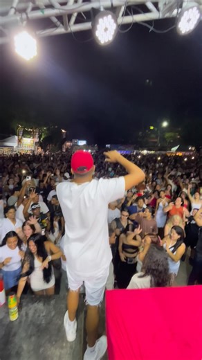 Kaynan Satiro on Instagram: "FELIZ ANO NOVO PARA A NOSSA FRIBURGO ❤️⛰️✨🥹 #reveillon #novafriburgo"