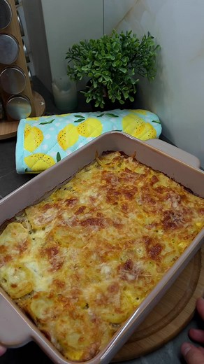 Cartofi cu carne la cuptor în sos alb
