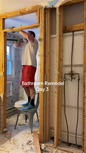 Demo day aka husbands day! I’m just here to clean up (let’s be honest the rest of the days will be his doing) I’ll be back to micro manage and decorate!! #teamworkmakesthedreamwork #diy #bathroomremodel #masterbath #remodel