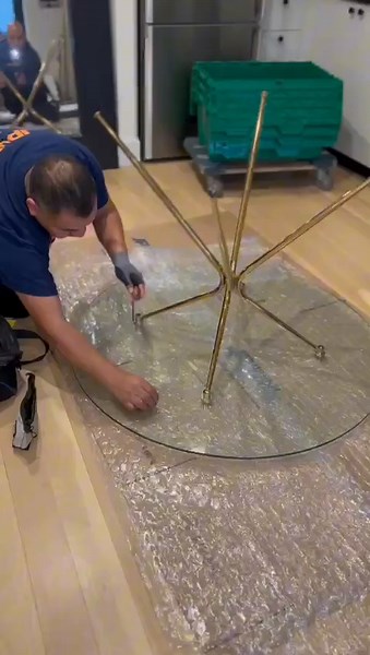 When moving, keeping your belongings safe is a top priority. For a glass table, make sure you have bubble wrap, packing materials, and a sturdy box. Clean the table, and if possible, carefully remove the legs. Wrap the glass surface in bubble wrap, add cardboard corner protectors, and pack all parts separately with extra cushioning. Be sure to label the box clearly and always transport the table in an upright position to prevent damage. Proper packing is the key to a smooth move! 🏠💕 Your belon