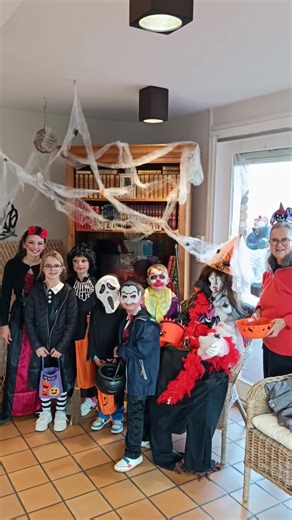 Opération Halloween à la résidence amplement réussie !! Des enfants venus de partout ! Les petits enfants de nos résidents, les enfants de St Jean du Cardoonnay et des résidents plus qu'heureux d'avoir accueilli tous ces petits monstres. Opération intergénérationnelle validée 😊 Tellement de monde que nous avons failli ne pas avoir assez de bonbons !! 😅😅 | Résidence LesChardonnerets