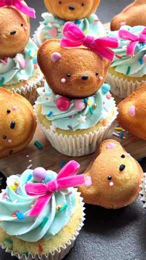 ✨ OH SPRINKLES, WINNIE! ✨ The happiest sprinkle trio of the year is finally here, created with my friends at @happysprinkles_ 🌈💖 🎉 Funfetti Bakeable Strands (90g): happy vibes that bake right into your cakes! 💖 Oh Sprinkles, Winnie! (90g): my signature mix - bright, cheerful & totally me. 🎄 Christmas Morning (90g): cozy holiday magic in every shake. To celebrate, I’ve created a special sprinkle party: with bears, funfetti cupcakes, bows & sprinkles everywhere! 🧁🎀 Perfect for cupcakes, coo