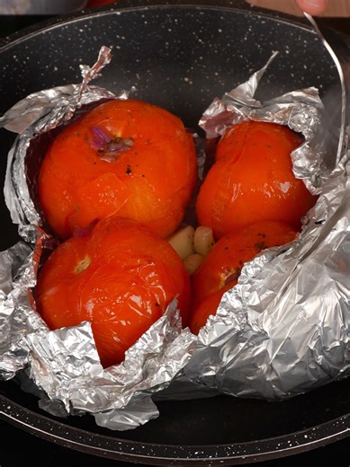Cómo hacer salsa de tomate al estilo italiano envolviendo tomates en papel aluminio
