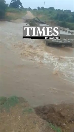 RAINS BATTER INFRASTRUCTURE: Ongoing downpours have left infrastructure damaged across communities nationwide, including the Sithobelweni–Konjwa bridge shown here. How are things where you are? Send us your location, photos and videos via DM. 📹: Courtesy | Times of Eswatini