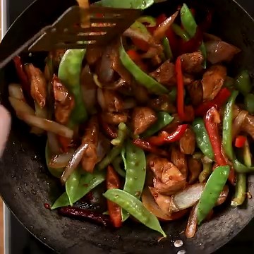 If you love Wagamama #FirecrackerChicken you're going to love this recipe! This is my copycat version of that tasty stir fry - tender chicken, crunchy veggies and few HOT chillies in a lip-smackingly good sweet and spicy sauce. https://www.kitchensanctuary.com/firecracker-chicken/ #kitchensanctuary | Kitchen Sanctuary