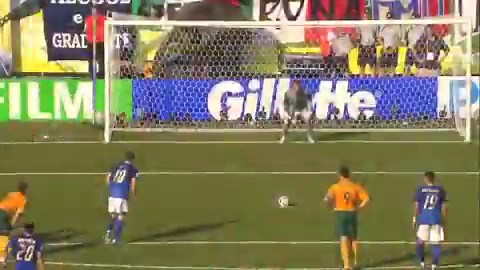 Emangnya finalti gampang?Tuh saat Italia vs Aussie 2006, gada yg berani ambil finalti di menit akhir vs Mark Schwarzer, kecuali satu orang.“Saat itu… Semua pemain menundukkan kepala, hanya satu orang yang terlihat siap” - Lippi