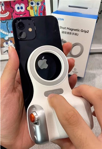 If you vlog or take selfies，this magnetic phone grip is a must-try. It locks onto your phone, gives you a steady handle, and the wireless button means no more running to set the timer. So handy!👍 #TikTokMadeMeBuyIt #GadgetFinder #PhoneVlogging #dealsforyoudays #MustHave