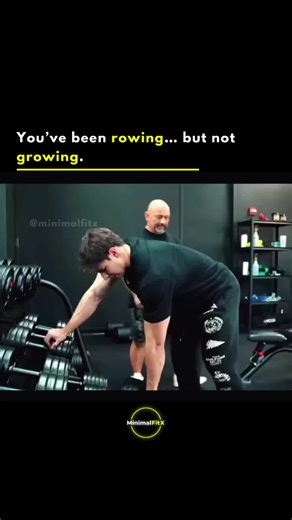 Most people row with their arms. That’s why their back doesn’t grow. Rows aren’t about pulling the weight — they’re about driving the elbow and loading the lats under control. When you rush the rep or lose position: • The biceps take over • The spine compensates • Lat tension drops Slow the eccentric. Pause briefly at peak contraction. Let the lats do the work — not momentum. Small technical changes → massive activation differences. Train with intention. Results follow. Follow @minimalfitx for s