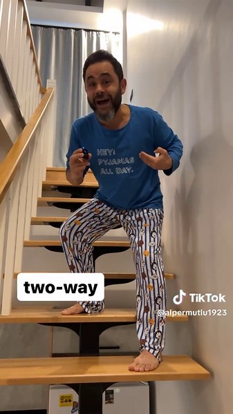 VAVIEN Fransızcaki.. va-et-vient: ileri-geri.. ibaresi, Türkçedeki “vavien” kullanımı ile “bir ampulün iki anahtara bağlı olması”nı ifade eden elektrik akımı olayına ilişkin kelimedir; ve Türkçe’de gitti-geldi olarak karşılık bulur. Şöyle bir sistemdir: alt kattaki elektrik anahtarına basar ve bir ampulü yakarsınız; sonra yukarı kata çıkar, oradaki elektrik anahtarına basarak aynı ampulü kapatırsınız. Peki bu sistemin İngilizcedeki karşılığı nedir? TWO WAY: çift yönlü demektir. Işığı açıp kapama