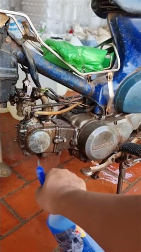 Review: Quickly cleaning a Cub motorcycle engine block stained with oil using a touchless oil cle...