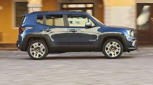 Salite con noi a bordo della Jeep Renegade 4xe: il video del test
