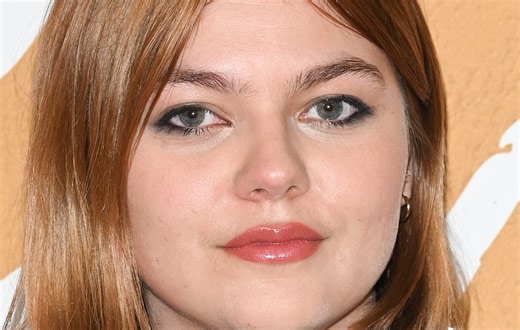 Louane confondue avec Loana dans les rues de Paris : sa réaction ne s’est pas fait attendre