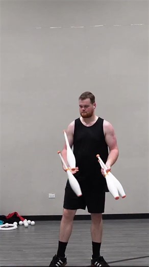 @spencethejuggler Qualifying 4 club flats #juggling #WJF #Sportjuggling