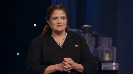 "I do believe that is the state of New York and ONLY the state of New York." Alex Guarnaschelli is in for a Big Apple surprise when Chef Eric Adjepong reveals her competition is made up of three skilled NYC chefs 🗽 #AlexVsAmerica > TOMORROW @ 9|8c 🔪 | Food Network