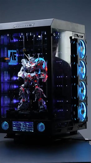 This is the second generation of the Unicorn model–themed custom PC. The front features a PG Unicorn Banshee paired with a hangar (Grancu) scene, while the back is a jointly customized “Fenbi Scarlet” system created in collaboration with BAOU. It adopts a compartmentalized structural design, with dual 560 mm radiators and a dual-loop custom water-cooling system, so there’s absolutely no need to worry about the temperature inside the model compartment. All you need to do is fully enjoy the stunni