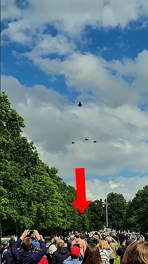 なぜ、戦闘機が頭上を飛んでいるのに誰も歓声を上げないのか?