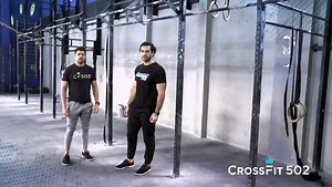 502 Tips: Toes to Bar - Un error común en los Toes to Bar es que cuando la fatiga llega dentro de un workout se olvida por completo la ejecución del “gymnastics swing” especialmente en la parte trasera del mismo, limitando la capacidad de conectar más repeticiones. - 3 puntos de desempeño: •Torso y cabeza adelante y atrás del marco de los brazos. •Piernas extendidas para mantener tensión y generar más potencia. •Presionar barra hacia abajo utilizando brazos y dorsales. | 502 Fitness