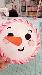 If you are looking for a simple holiday project that you can actually finish today, this snowman coaster is it. It comes in four sizes so you can use it as a coaster, a trivet or even a cute placemat. I used scraps for most of mine, and they turn out adorable every single time. The link for the pattern is in the comments, it’s can be found in my website, Thelittlegreenbean.com, & be sure to head to my you tube for a tutorial! #Snowman #sewistsofinstagram #sewing #christmasdecor #snowmandecor | T