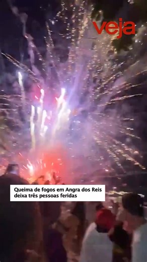 No bairro de Jacuecanga, em Angra dos Reis (RJ), uma queima de fogos durante a comemoração do Ano Novo, na madrugada de quinta-feira, 1°, deixou três pessoas feridas. Segundo a Prefeitura de Angra dos Reis, os fogos explodiram muito baixo, atingindo o local onde as pessoas estavam. Foi informado ainda que os feridos foram levados ao hospital e, após atendimento, foram liberados. O órgão diz que está acompanhando o caso. Imagens: reprodução/X #Brasil #RiodeJaneiro #RJ #AngradosReis | VEJA