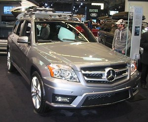 Austausch der Mercedes GLK Batterie | Hinweise: Leere Batterie laden | mit Anlernen