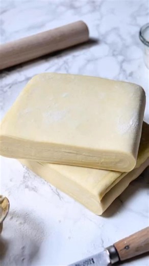Julia ✨Gagnante le Meilleur Pâtissier 12✨ on Instagram: "Recette de la pâte feuilletée rapide 💕 C’est une recette de @christophefelder qui est vraiment top car extrêmement simple et vraiment rapide par rapport à une pâte feuilletée inversée. Mais tout de même si on a le temps l’ inversée c’est ce qu’il y a de mieux pour les galettes, tu trouveras la recette dans ma précédente vidéo 😉 ✨ Ingrédients : 200 g de farine 240 g de beurre 20 g de sucre en poudre 3 g de sel 90 g d’eau Dans le bol de to