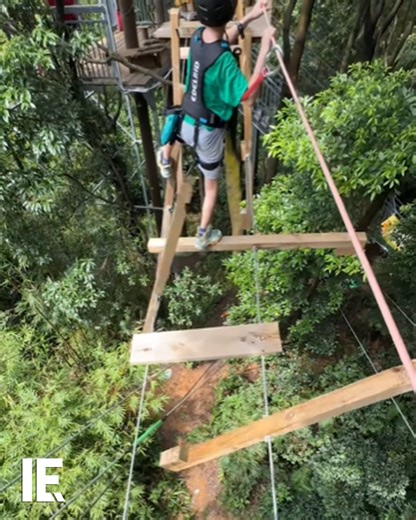 Would you cross the swiveling steps on this rope ladder? 📹: khanjipeerwala / IG | Interesting Engineering