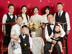 我们全家来拍全家福啦，看嫁给俩儿子的家庭多幸福，兄弟俩互相扶持，妯娌俩亲如姐妹！公婆对儿媳们疼爱有加！#全家福 #欢乐一家人 #幸福大家庭