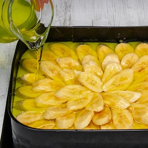 Торт с бананами, без выпечки, который покорил миллионы людей! Ингредиенты: для коржа: печенье - 420 г сливочное масло - 120 г В ХОЛОДИЛЬНИК 30 минут для крема: молоко - 1 л сливочное масло - 100 г сахар - 150 г крахмал - 80 г ванильная эссенция - 10 мл Готовим на среднем огне 15 минут какао - 60 г В ХОЛОДИЛЬНИК 1 ЧАС В ХОЛОДИЛЬНИК 30 минут бананы - 350 г для глазури: вода - 400 мл сухая смесь для желе со вкусом лимона - 90 г Готовим на среднем огне 5 минут В ХОЛОДИЛЬНИК 1 ЧАС | Cookrate - Русски