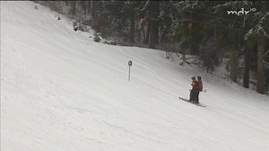 Unter allen Skihängen in Thüringen ist der in Suhl-Goldlauter wohl der steilste. Auch wenn kein Neuschnee in Sicht ist, bleibt der Lift geöffnet. | MDR Thüringen