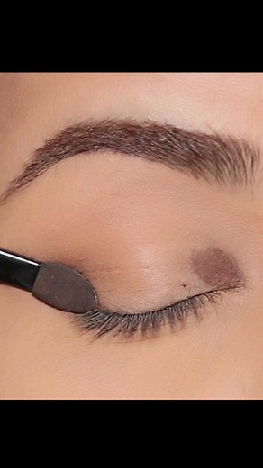 If you're a beginner or a pro at makeup, you'll love this makeup technique of creating easy spotlight eyes using a couple neutral eyeshadows and the stunning OFRAxSmithaDeepak FLASH Highlighter (link to purchase in bio, use code SMITHA for $$ off) #OfraxSmitha #OfraxSmithaDeepak @ofracosmetics #eyeshadow #eyemakeup #makeup #makeuptutorial #makeupartist #makeuphacks #smokeyeye #spotlighteye