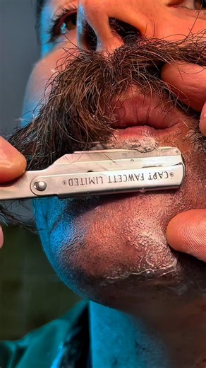 ASMR Shaving 🪒 La mia PRIMA VOLTA con la RASATURA TRADIZIONALE 💈 #lostregonedellabarba #asmr