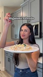 Alfredo Sauce Recipe: I make this so often because it’s ready in less than 30 minutes! In your sauce pan melt half a stick of butter, add 1 minced garlic clove and salt and pepper to taste. Then add 1 1/2 cups of heavy whipping cream and simmer on medium low for 5-10 minutes until your sauce thickens slightly. Add 6 oz. of shredded Parmesan cheese and mix away! Add your cooked pasta, grilled chicken, and broccoli for balance 😌🥦 | Irvs and Bren