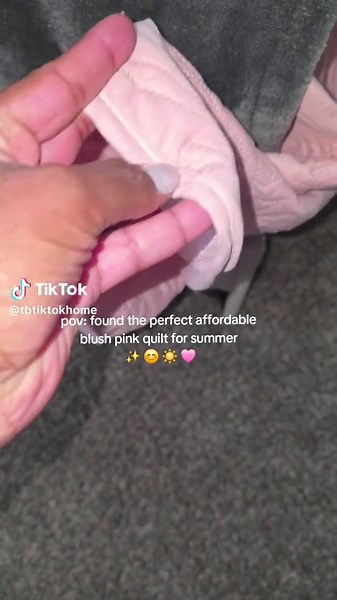 Found the perfect lightweight blush pink quilt for summer, breathable, affordable, and exactly what hot sleepers need for a cozy but cool bed setup. #greenish #bedding #quilts #tiktokshopspringglowup #pinkbedding