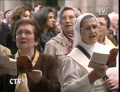 144K views · 5K reactions | Hoy que es la fiesta del apóstol Santiago ponemos este video de la visita del papa Benedicto XVI a la Catedral de Santiago de Compostela en 2010, en el que se puede apreciar el uso del botafumeiro. El botafumeiro es un enorme incensario que oscila por la nave transversal de la catedral de Santiago de Compostela mediante un sistema de poleas, manejado por ocho hombres llamados tiraboleiros. | Liturgia Papal | Facebook