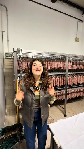 115K views · 2K reactions | Commenta con il peso corretto per vincere il tuo salame di nostra produzione!❤️❤️✍️ : @HoustAgency #agriturismo #aziendaagricola #ferrara #km0 #emiliaromagna #contadino #humor | Agriturismo La Bozzola | Facebook