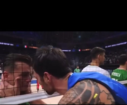 Simone Anzani si è appena laureato Campione del Mondo e va ad asciugare le lacrime sul volto del suo avversario. Brividi. | Sempre con il Cagliari