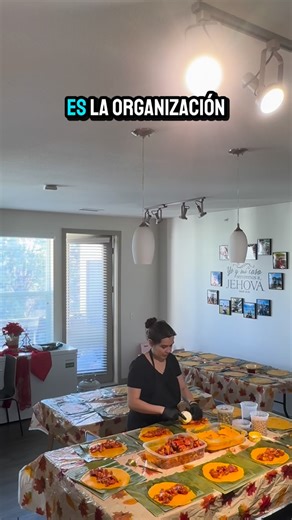 Arepas Venezolanas | Con sabor a nuestra tierra 🇻🇪 on Instagram: "Este video se hizo viral el año pasado… Generó de todo: comentarios buenos, malos, dudas, críticas y hasta teorías 😅 ¿100 hallacas en 4 horas? Algunos dijeron que era imposible. Otros que era una locura. Y muchos entendieron que cuando hay organización, experiencia y trabajo en equipo, sí se puede. Hoy lo vuelvo a subir tal cual, sin filtros ni ediciones, porque el trabajo honesto no necesita defenderse. Nosotros seguimos hacie