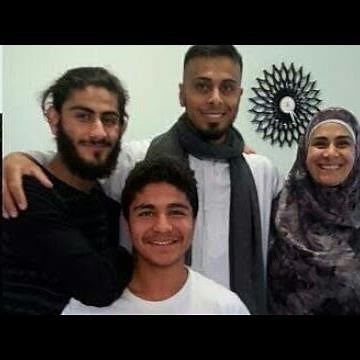 Ali Banat With His Family And Friends