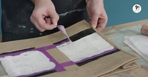 Viele sind stutzig, wenn sie hören, dass man auch Stoff streichen kann. Hält das auf der Ledercouch? Zerstört das nicht den Samt? 🤔 Einen Schuss Öl dazu und schon lässt es sich super streichen 😉👌🏽 Seht euch jetzt an wie Astrid mit unseren Farben Stoff bearbeitet. #ichstreichealles #einfachstreichen | MissPompadour