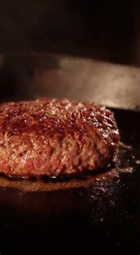 Perfect Grilled Burger — Extreme Close-Up & Satisfying Sizzle #food #nutritionassistance