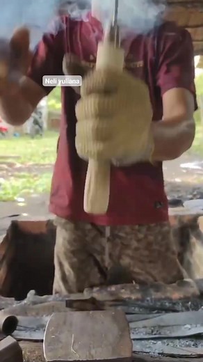 blacksmith's skills and techniques in attaching handles to sickles for gardening tools🌟💡🔨 #reelschallenge #blacksmiting #blacksmith #traditional_iron_cutting #blacksmith_challenge #Culturalheritage #lifestyle #tukang_besi #forging #anvil #metalwork #forging #metalwork #GlobalReach #nature #plamsprin | Neli Yuli Ana