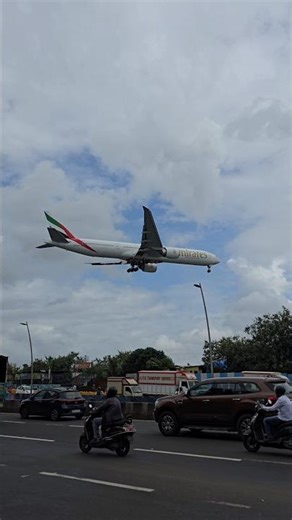 Emirates B777 Landing in Style! #avgeek #planespotting #b77 #Emirates